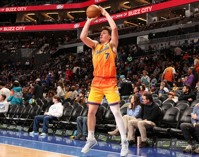 开云-仅用46场!库里也没实现的79年NBA三分纪录,被19岁克尼佩尔做到|斯蒂芬·库里|76人队|费城76人队|夏洛特黄蜂队|迈尔斯-布里奇斯_新浪体育_新浪新闻