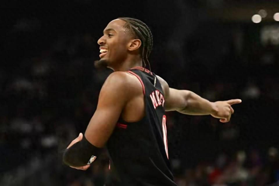 开云体育下载-马刺屠76人揽四奖，文班24分钟+41；防守破局雪旧耻，前路可可期