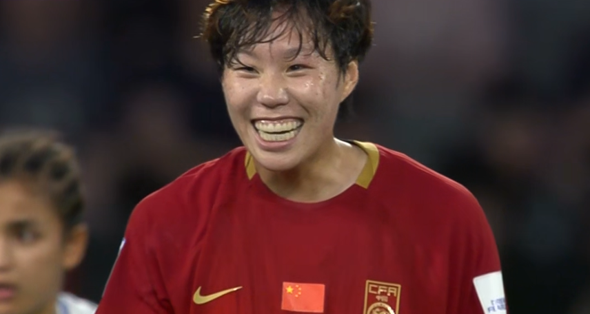 中国女足艰难领先!邵子钦爆射破门,亚洲杯第2球,王霜助攻